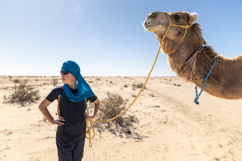 Anatole tien la bride d'un dromadaire