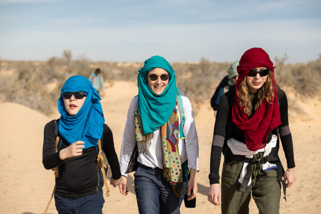 3 jeunes marchent ensemble, dont Anatole