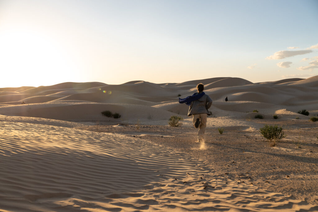Un participant courant dans les dunes
