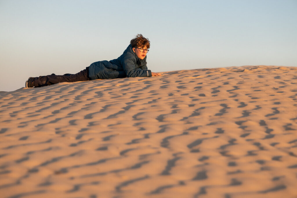 Anatole seul sur une dune au coucher du soleil