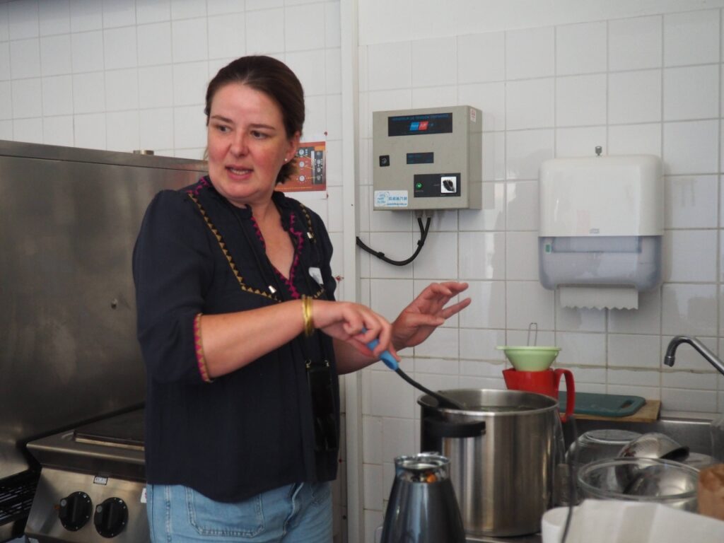 En cuisine, Christelle prépare le thé à la menthe