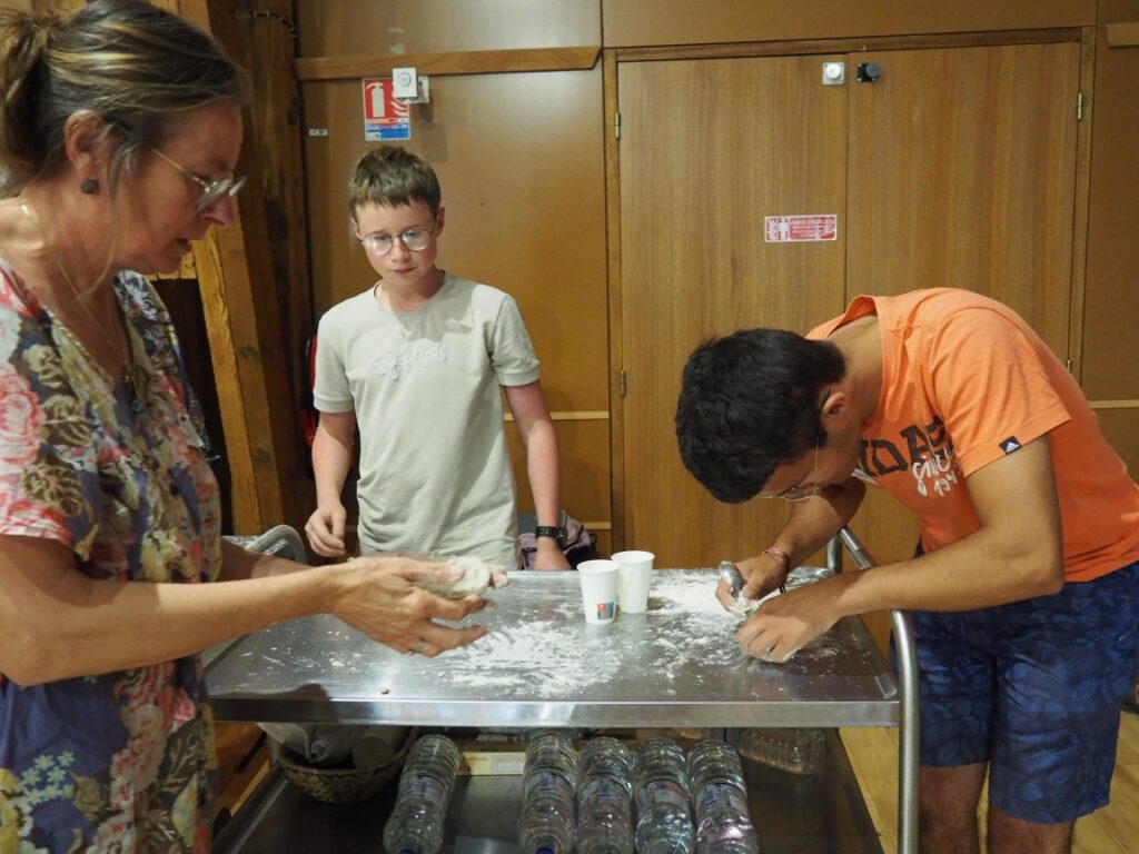 Titouan anime l'atelier de fabrication de la galette, comme dans le désert, avec Samy et sa mère